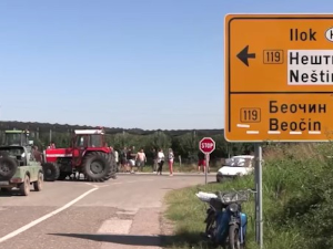 Мештани Нештина и Визића и даље блокирају раскрсницу на путу ка граници са Хрватском