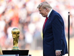 Трамп уручио пехар шампионима света - моменат који је обишао планету
