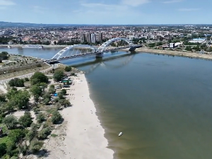 Низак водостај Дунава - проблем за лађаре, атракција за купаче