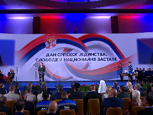 Председник Вучић уручује одликовања