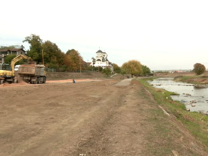 Уређење шеталишта и обала реке Расине
