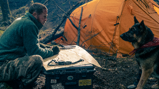 Глумац, седи на место и ево награда