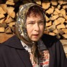 Село гори а баба се чешља