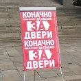 Перформанс "Двери" испред скупштине