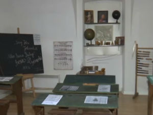 Учионица из прошлих времена с магарећом клупом,  део нове поставке музеја у Руми