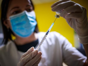 Павле Зелић решава дилеме о нежељеним реакцијама вакцине против ковида