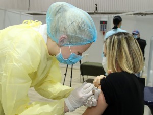 Брнабић: Сутра 40.000 доза руске, у понедељак 9.800 Фајзерoве вакцине