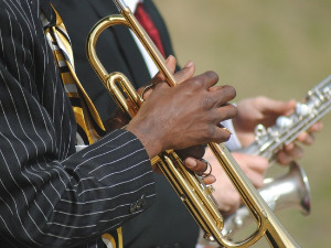 Свеци марширају