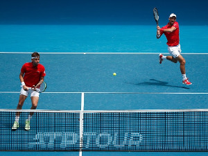 Новак добио два меча, Филип јачи од повреде – Србија победом почела одбрану титуле