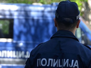 Малолетник осумњичен за разбојништво и полно узнемиравање