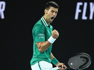 Новак након преокрета савладао Зверева, у полуфиналу са Карацевом