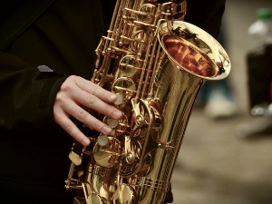 Свеци марширају