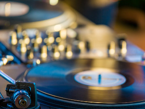 	Игла на винилу - Страни хитови и њихове домаће обраде 