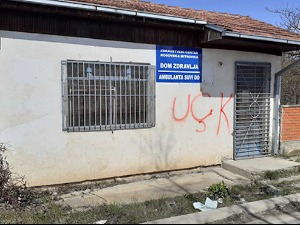 Графит УЧК на здравственој амбуланти у Сувом Долу