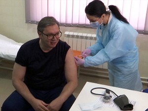 Вучић у Рудној Глави код Мајданпека примио вакцину против коронавируса