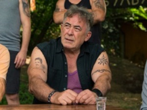 Мима Караџић у Дрим тиму као љути вођа навијача Булбулдерца