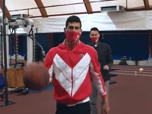 Новак игра кошарку, загрева се за тенис