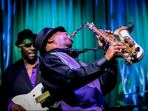 Свеци марширају