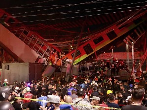 Срушио се надвожњак метроа у Мексико Ситију, погинуле најмање 23 особе