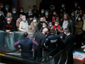 Гужве у "Ушћу" због вакцинације и ваучера