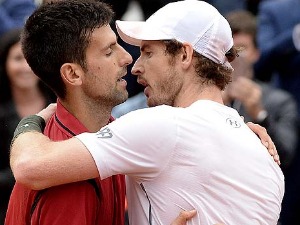 Ђоковић помаже Марију у повратку на терен