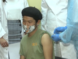 Такакоми Асахи из Осаке примио "Фајзерову" вакцину у Нишу