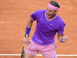 Дуел титана припао краљу шљаке, Надал после беспоштедне борбе надиграо Ђоковића