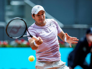 Лајовић играо само један сет и испао на старту Ролан Гароса