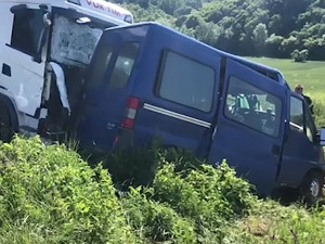Четворо погинулих у судару комбија и камиона код Лознице