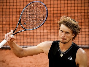 Зверев доминанто до полуфинала Ролан Гароса, придружио му се Циципас