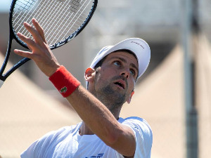 Ђоковић уме да игра и дубл, победа у првом мечу на трави