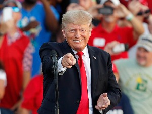 Трамп у стилу рок звезде поново у кампањи: Покушавам да спасем америчку демократију