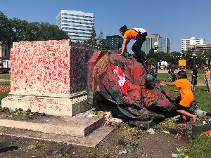 Канада, демонстранти срушили споменике британским краљицама