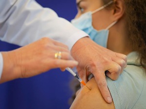 Млади ће се вакцинисати или разболети – упозоравају стручњаци, фронтмен "Ван Гога" има важну поруку