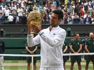 Новак са вимблдонским пехаром у рукама: Ово није крај пута