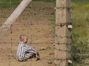 Дечак у пругастој пиџами