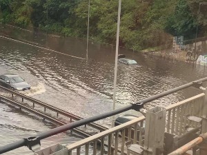 Потоп у Лондону – затворене станице метроа, болнице пуне воде, евакуисано 100 пацијената