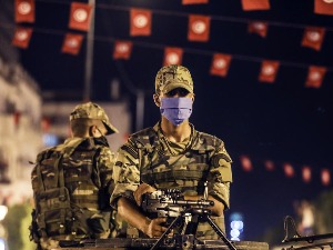 Тунис клизи у дубоку кризу, председник увео полицијски час али не због ковида