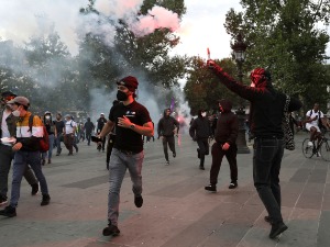 Протест у Паризу због ковид пропусница, полиција употребила сузавац 