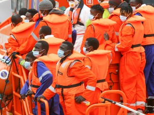 Брод се преврнуо код обале Западне Сахаре, неизвесна судбина 42 особе