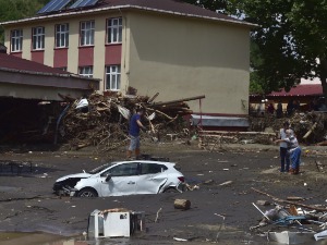 Најмање 55 жртава поплава у Турској – урушене зграде, евакуација грађана са кровова