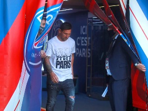 Насловна страна "Шарли ебдоа" о којој дискутује свет, какве везе има Меси са талибанима