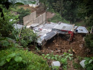 Ураган "Грејс" захватио Мексичку обалу - обилне падавине, поплаве и клизишта