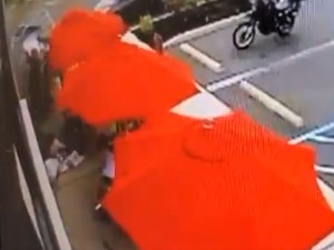 Колима улетео међу столове у ресторану