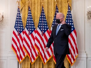 Бајден између рејтинга и евакуације, пада популарност председника САД