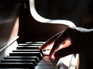 Свеци марширају