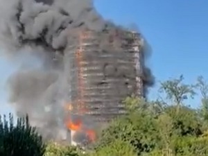Ватра "прогутала" зграду од 15 спратова у Милану 