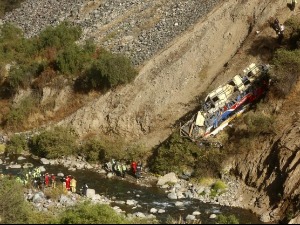 Аутобус слетео с литице у Перуу, погинуло најмање 29 особа