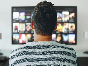 Скандалозан потез водитеља, од силоватеља тражио да у емисији симулира кривично дело