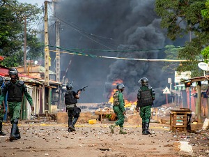 Војска у Гвинеји објавила да је извела пуч, министарство одбране тврди да су нападачи заустављени